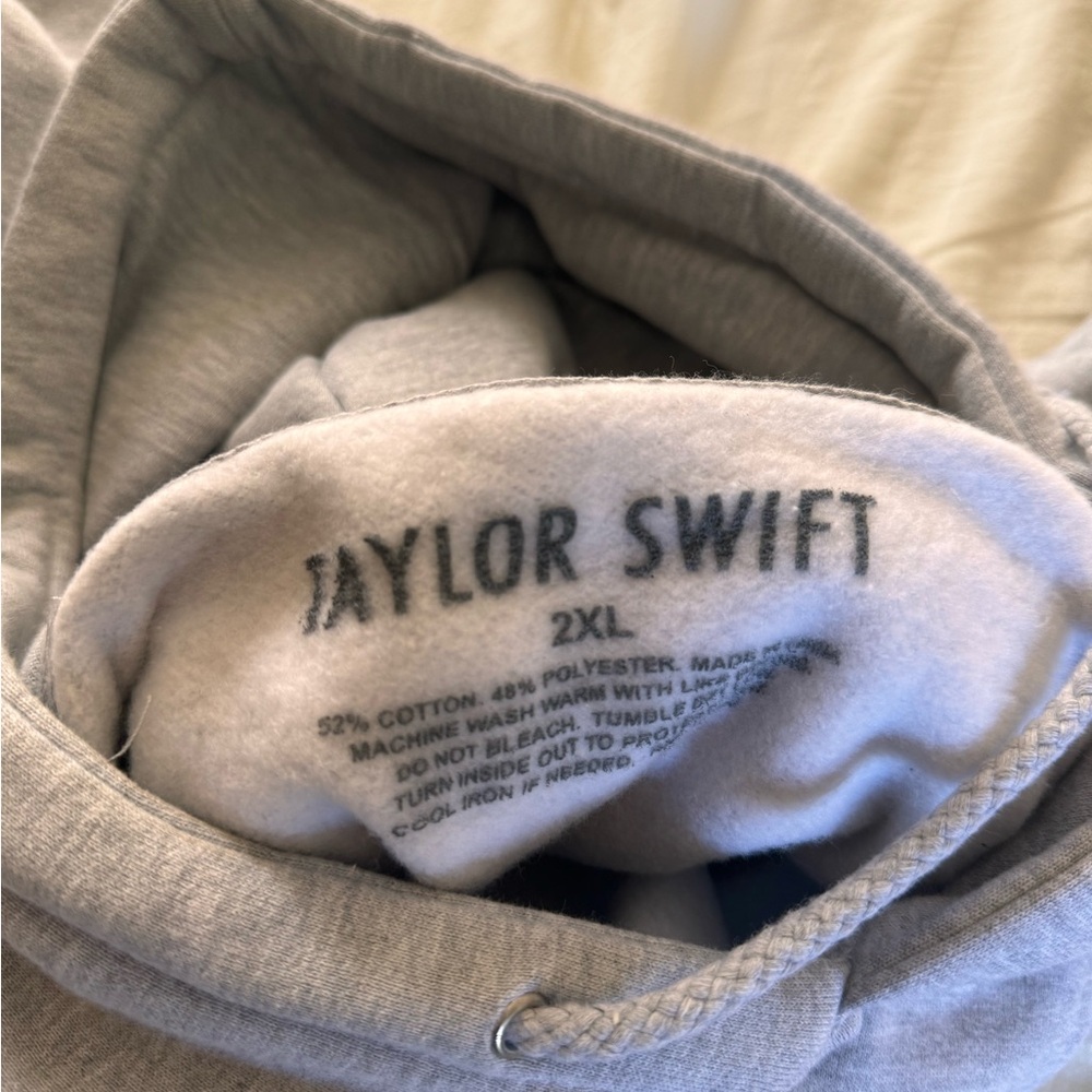 Taylor swift red hoodie - Picture 3 of 4